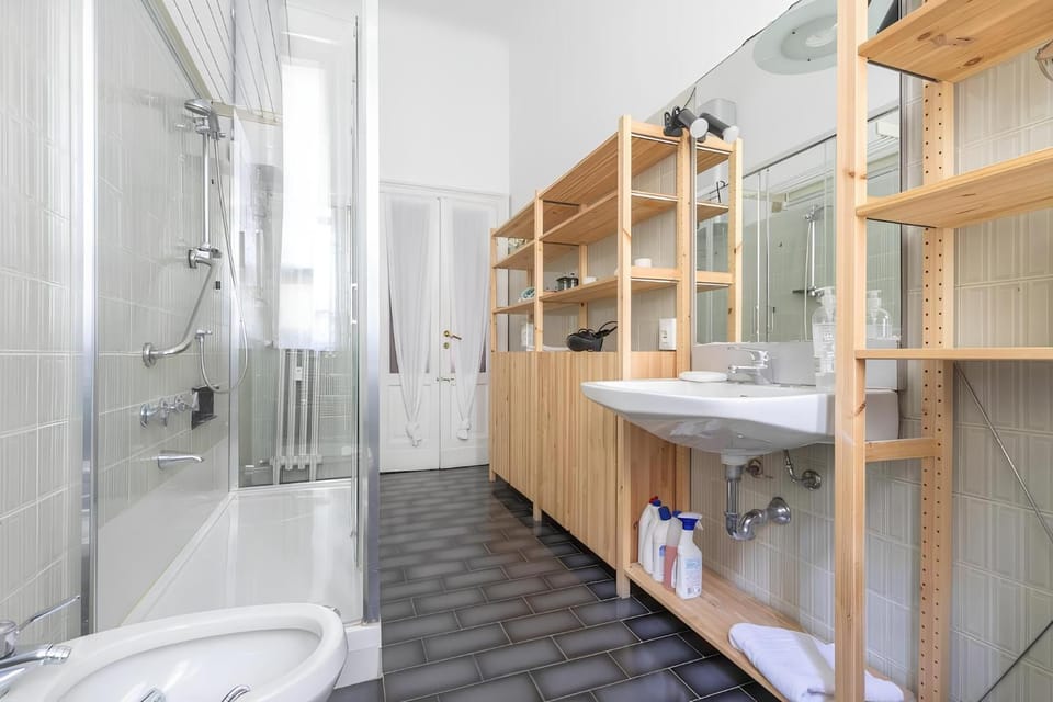 Shower, Toilet, Bathroom, bidet, towels