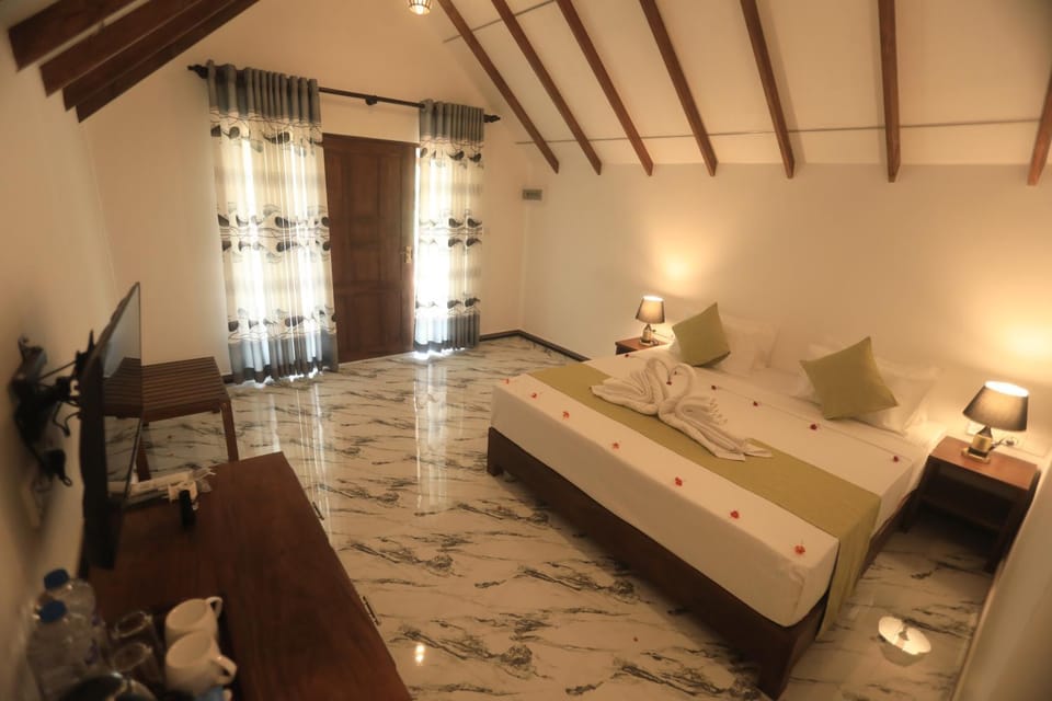 Bed, TV and multimedia, Living room, Photo of the whole room, Seating area, Bedroom, hair dresser
