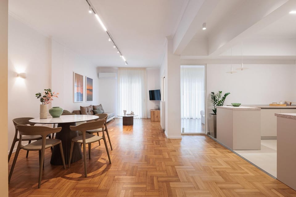 TV and multimedia, Kitchen or kitchenette, Living room, Seating area, Dining area