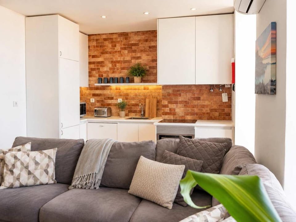 Airy Lapa 2 BR River and Bridge Views AC Apartment in Lisbon