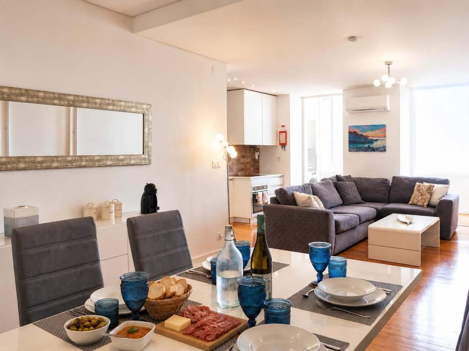 Airy Lapa 2 BR River and Bridge Views AC Apartment in Lisbon