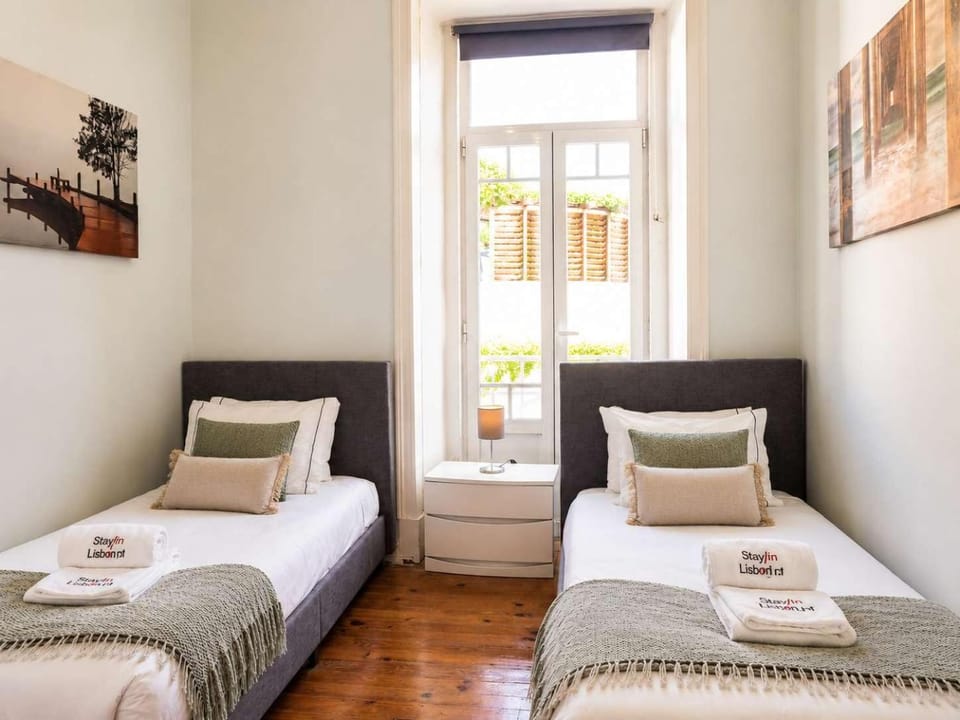 Airy Lapa 2 BR River and Bridge Views AC Apartment in Lisbon