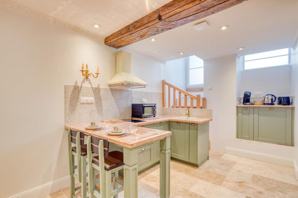 Coffee/tea facilities, Kitchen or kitchenette, Dining area, stove