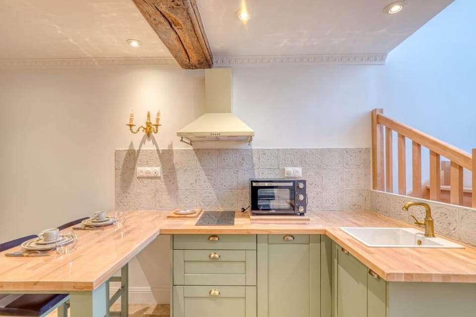 Kitchen or kitchenette, Dining area, stove