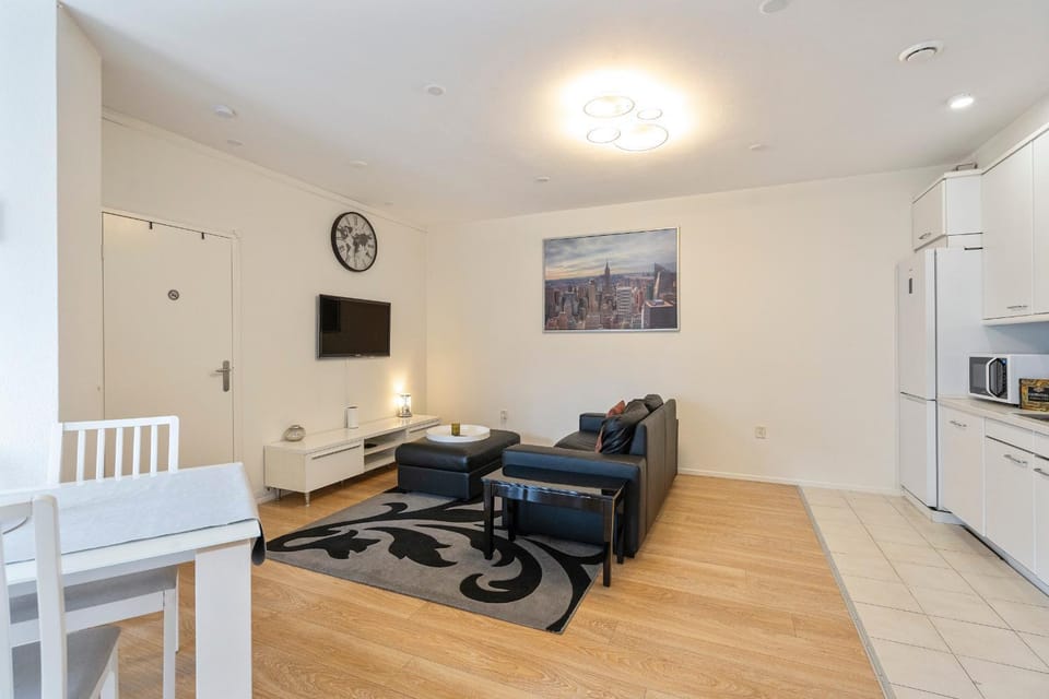 TV and multimedia, Kitchen or kitchenette, Living room, Seating area, Dining area