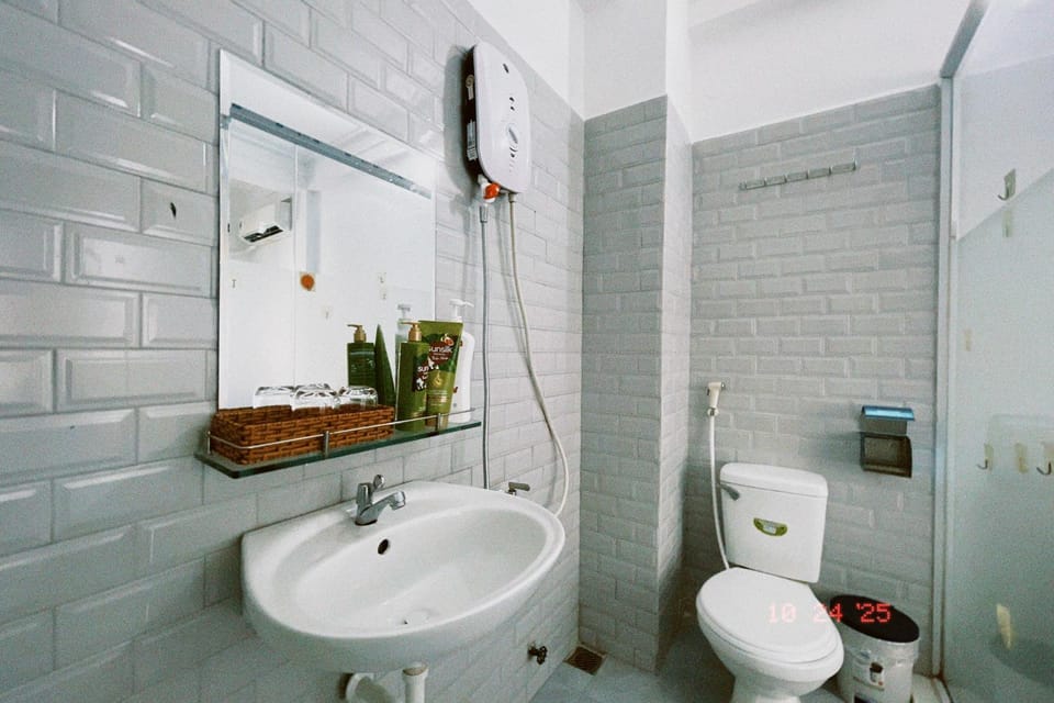 Shower, Toilet