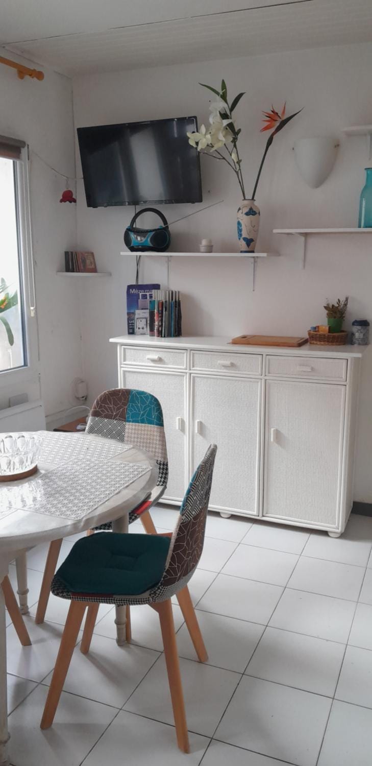 Ground floor apartment in center Apartment in Mèze