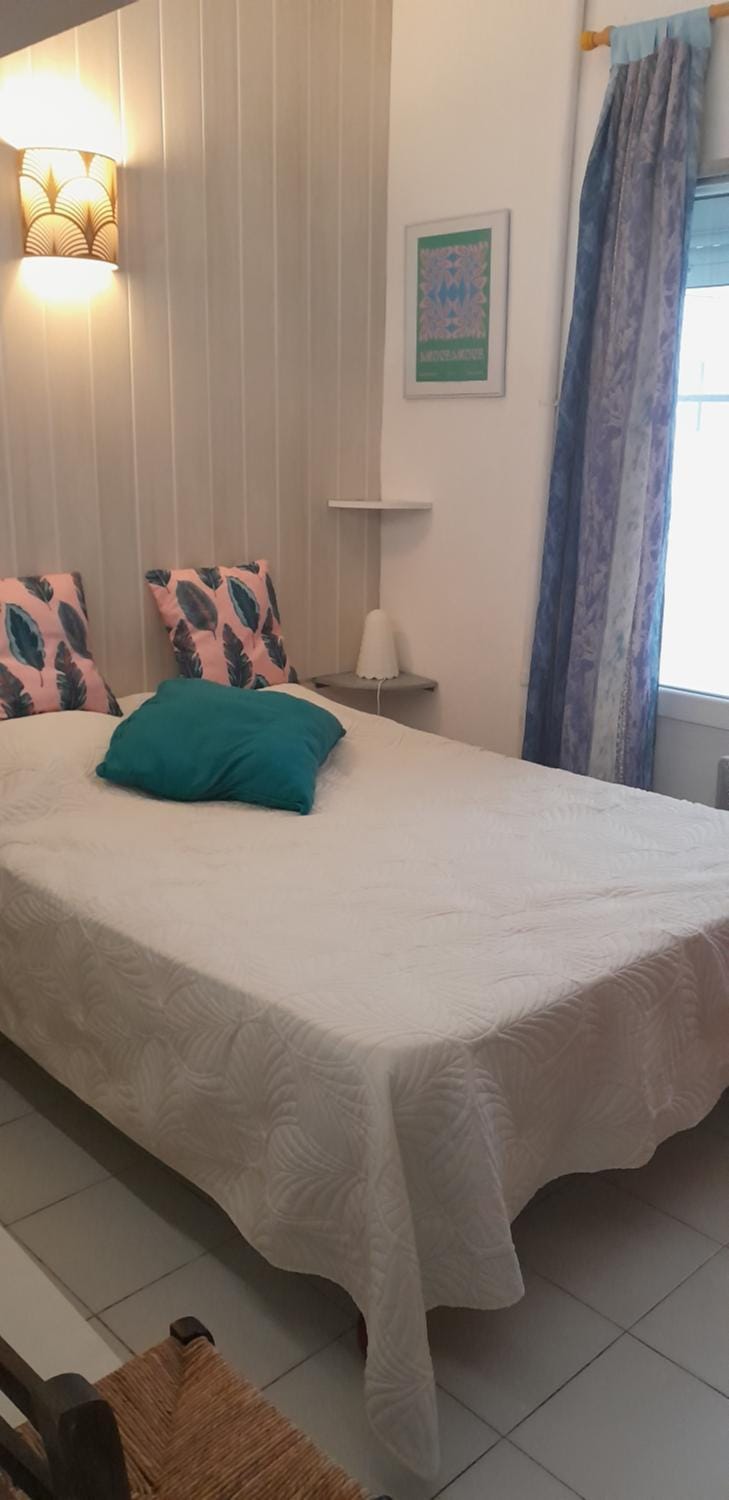 Ground floor apartment in center Apartment in Mèze