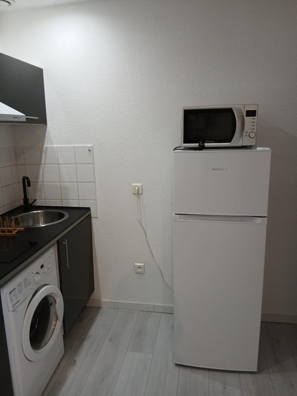 Kitchen or kitchenette, washing machine
