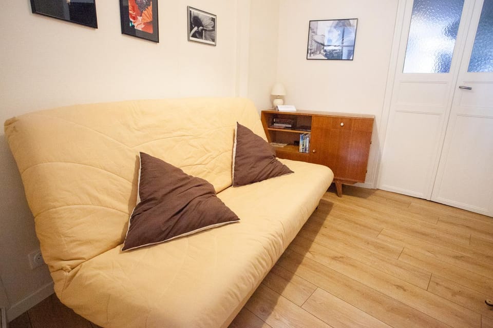 Bed, Living room