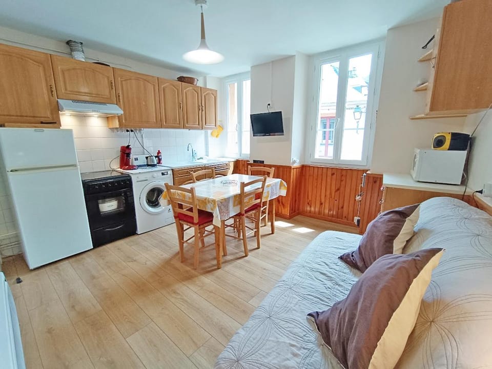 TV and multimedia, Seating area, Dining area, oven, stove