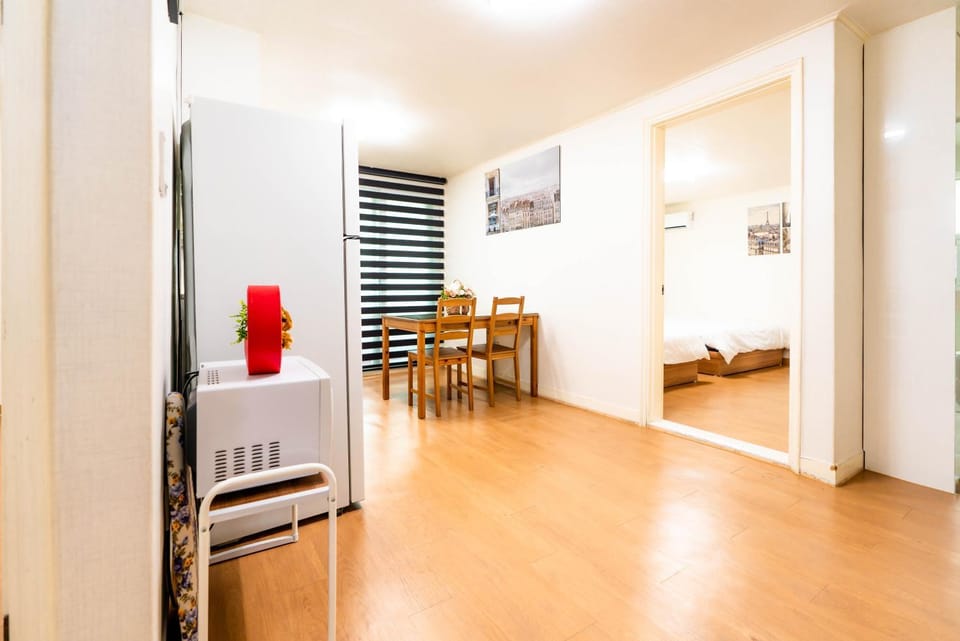 Kitchen or kitchenette, Living room, Seating area, Dining area