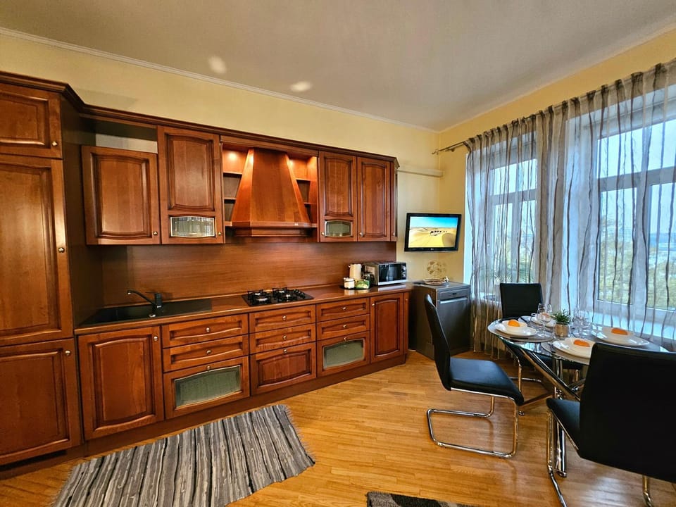 TV and multimedia, Kitchen or kitchenette, Living room, Seating area, Dining area, stove