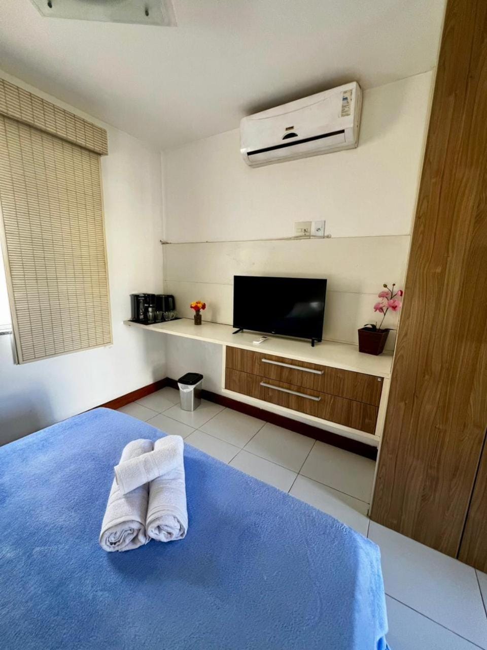 Bed, TV and multimedia, Photo of the whole room, Bedroom, towels, air conditioner
