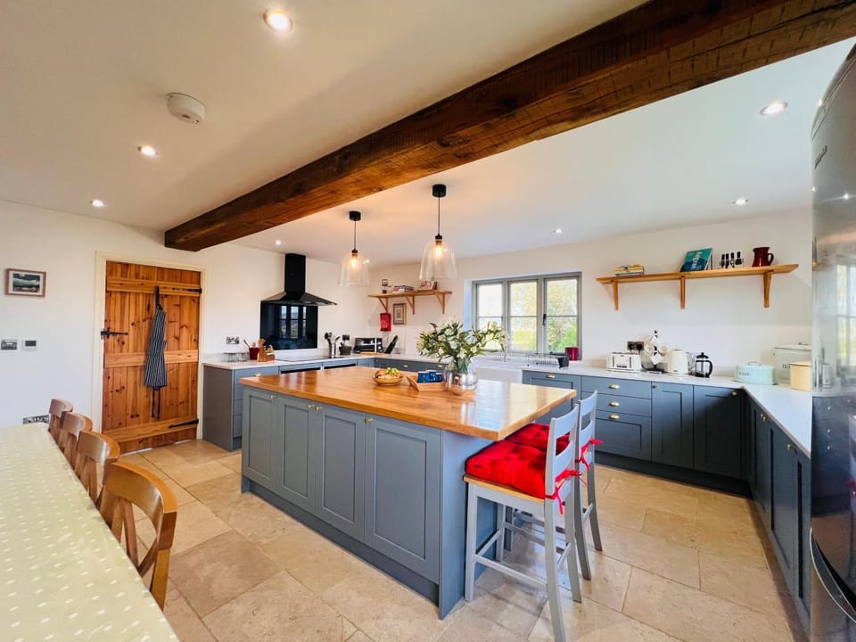 Coffee/tea facilities, Kitchen or kitchenette, Living room, Seating area, Dining area, minibar