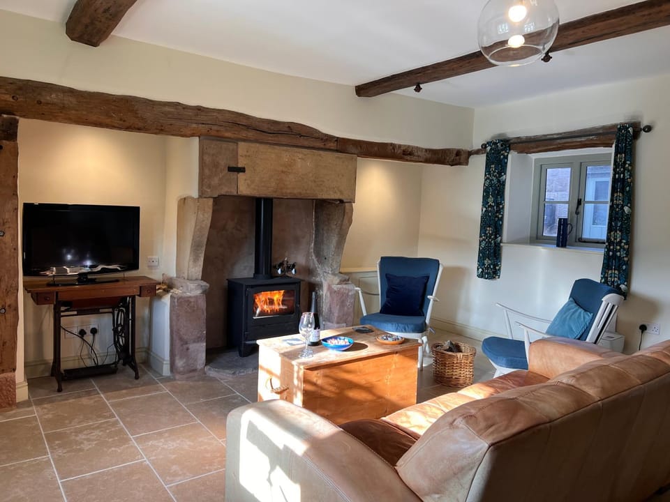 TV and multimedia, Kitchen or kitchenette, Living room, Seating area, Dining area