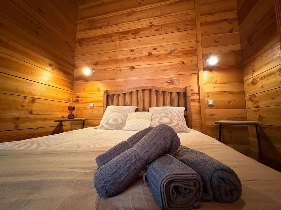 Bed, towels