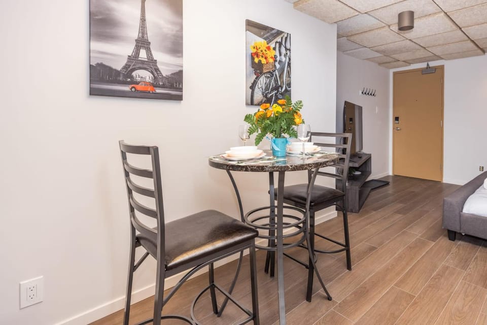 King Bed Studio Apartment - Near Chinatown Apartment in Gatineau