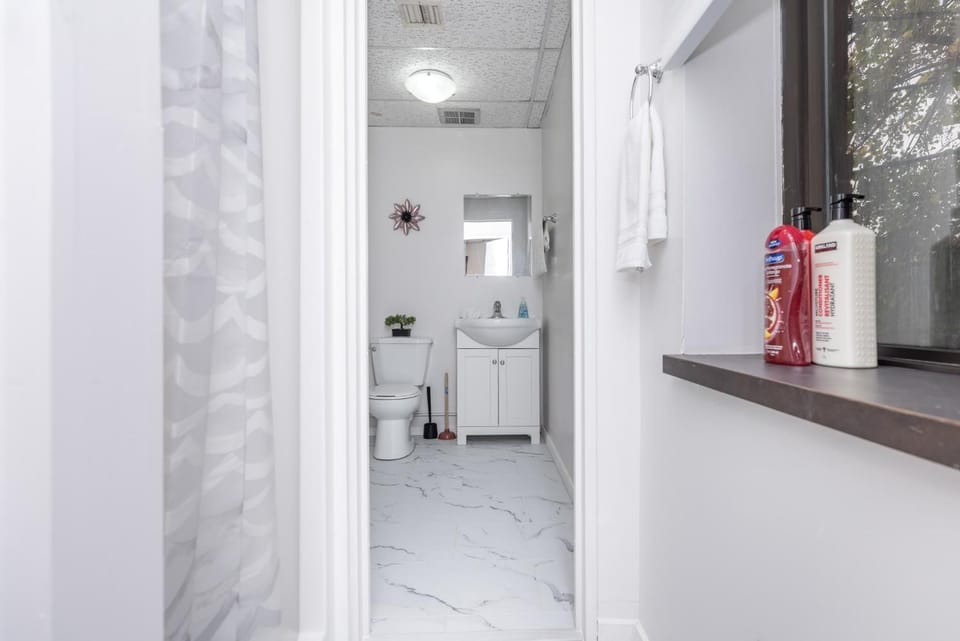 King Bed Studio Apartment - Near Chinatown Apartment in Gatineau