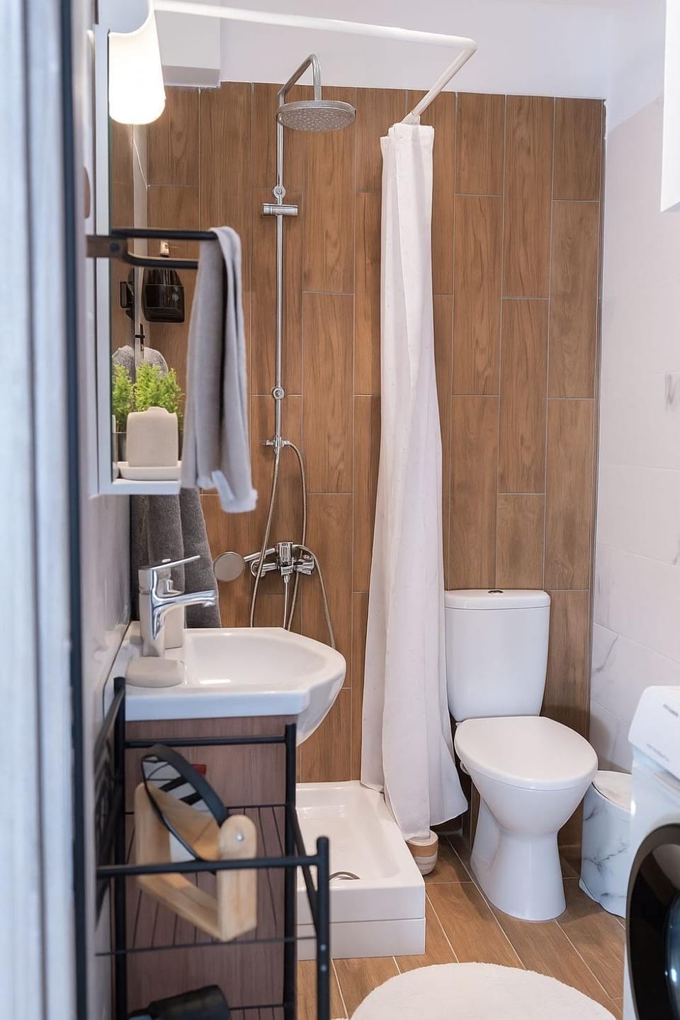 Shower, Toilet, Bathroom, towels, washing machine