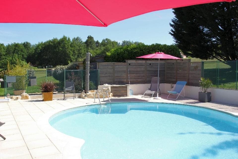 Swimming pool, sunbed
