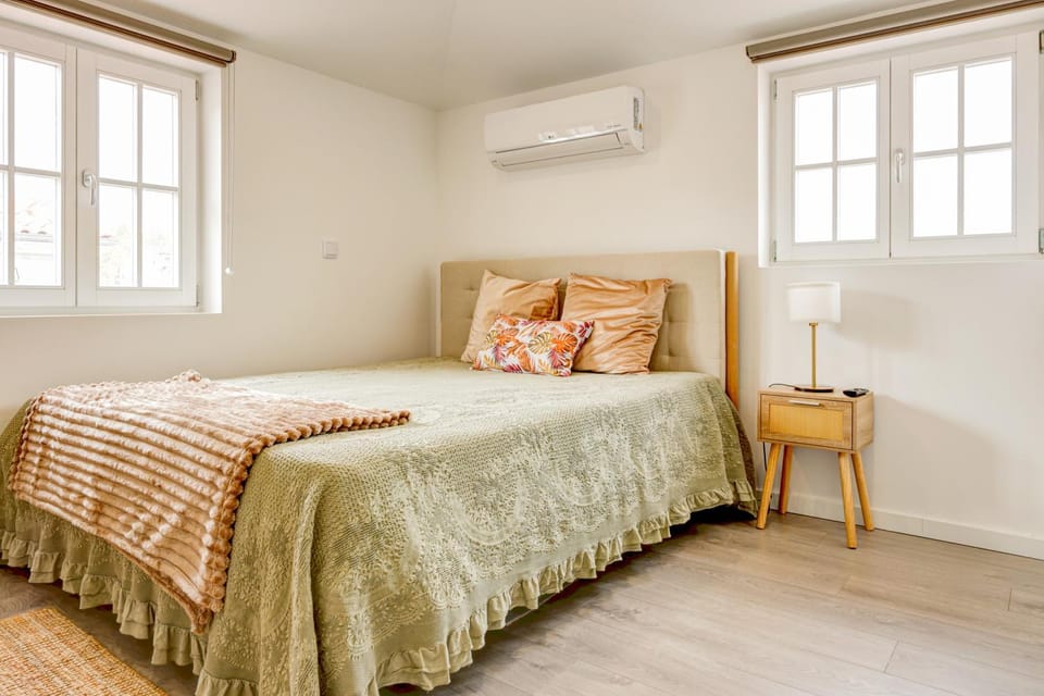Bed, Bedroom, air conditioner