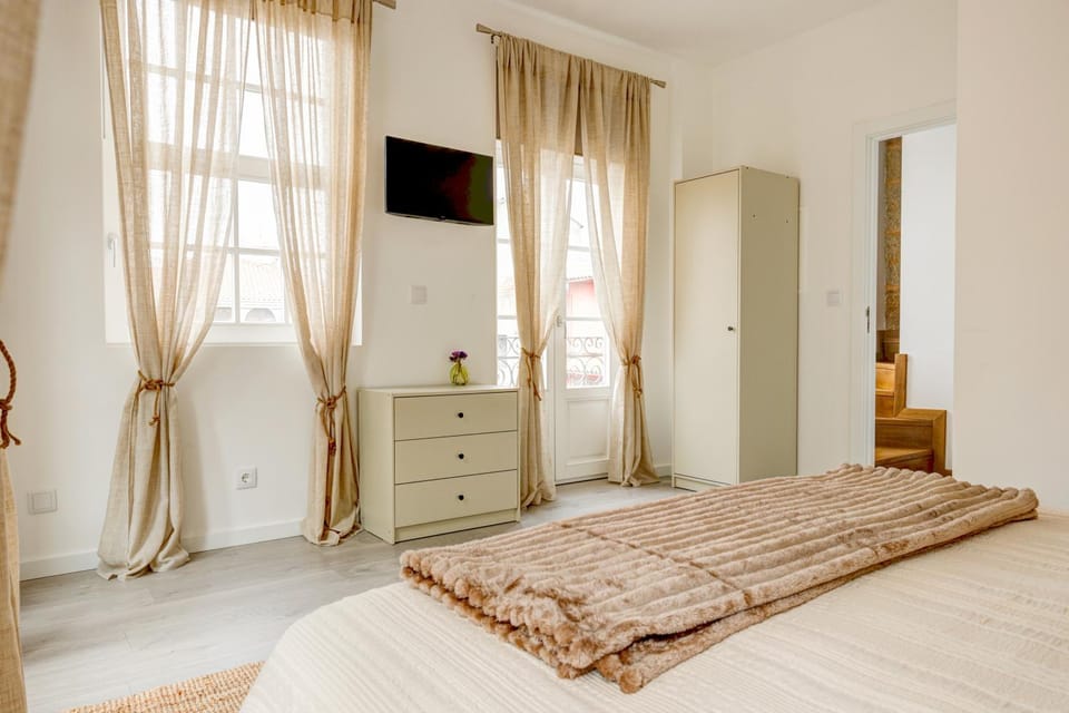 Bed, TV and multimedia, Bedroom