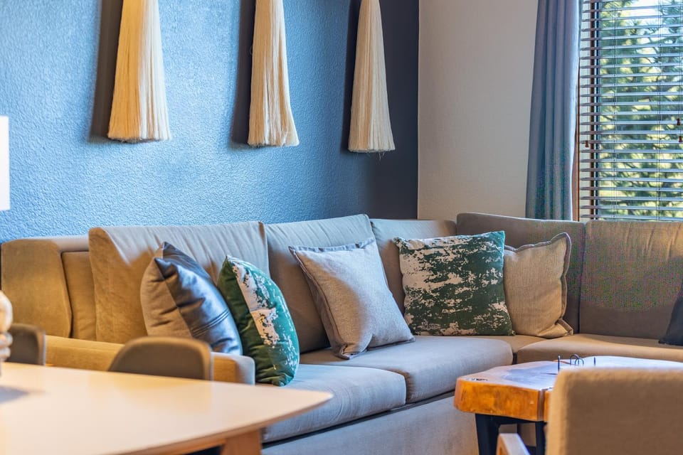 Posh Village 2/2; Ski-In/Out + Premiere Perks! House in Mammoth Lakes