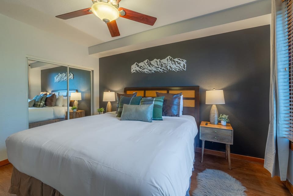 Posh Village 2/2; Ski-In/Out + Premiere Perks! House in Mammoth Lakes