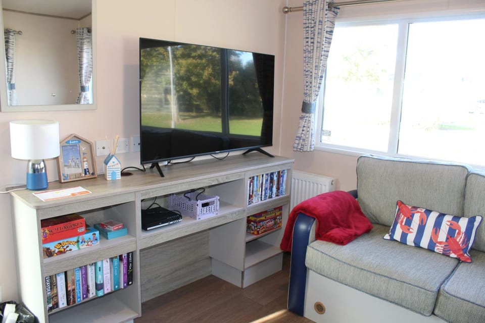 Communal lounge/ TV room, TV and multimedia, Living room, Seating area, Evening entertainment