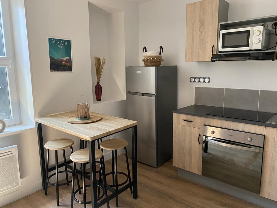 Kitchen or kitchenette, Dining area, oven, stove