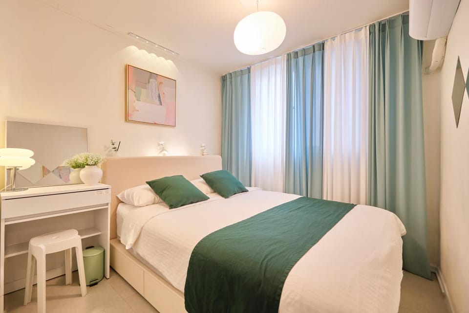 Stay Young #3 Rooms # 5 Beds # Line 2 Line 5 Yeongdeungpo-gu Office Station #Hongdae # Yeouido Apartment in Seoul
