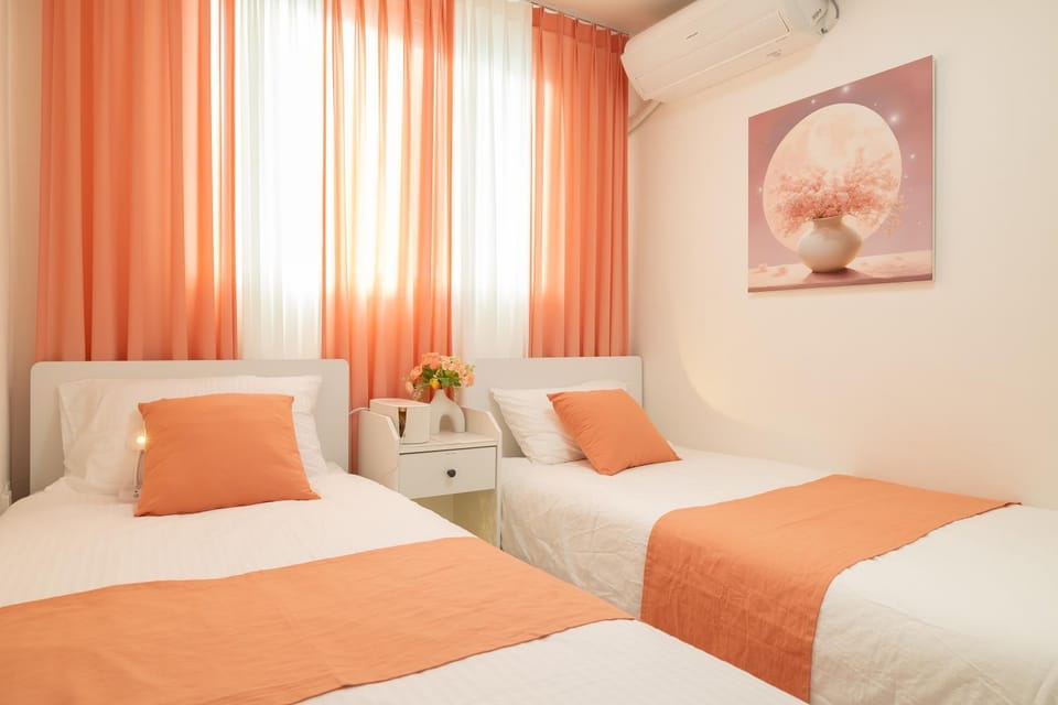 Stay Young #3 Rooms # 5 Beds # Line 2 Line 5 Yeongdeungpo-gu Office Station #Hongdae # Yeouido Apartment in Seoul