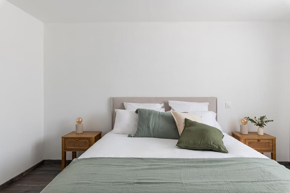 Bed, Photo of the whole room, Bedroom