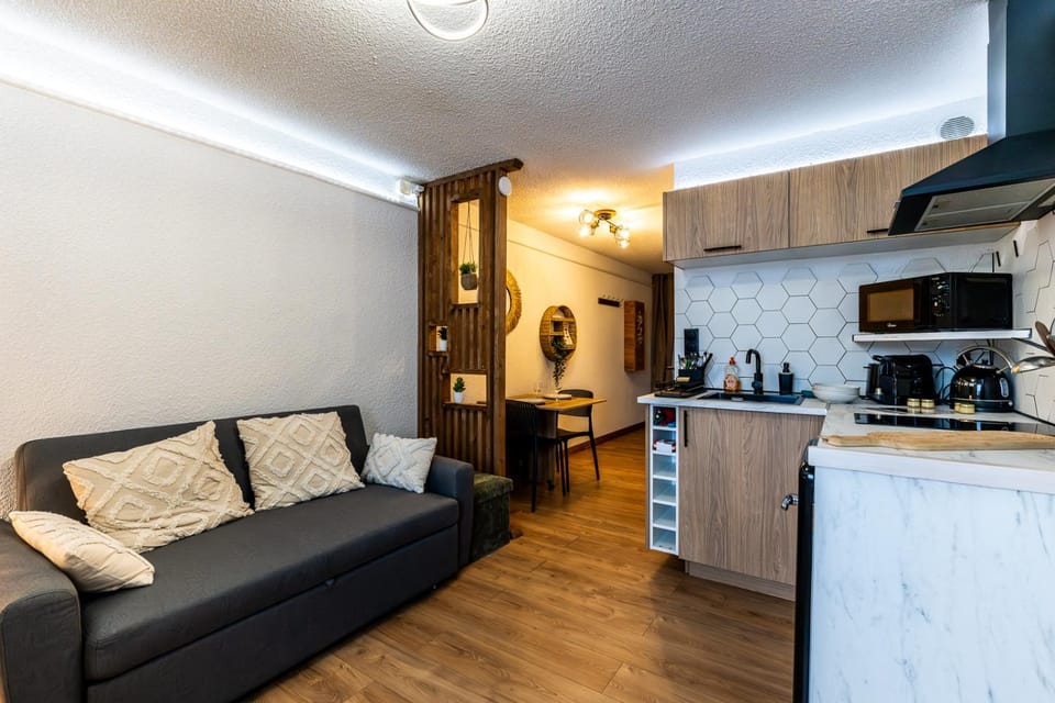 Kitchen or kitchenette, Living room, Seating area, stove