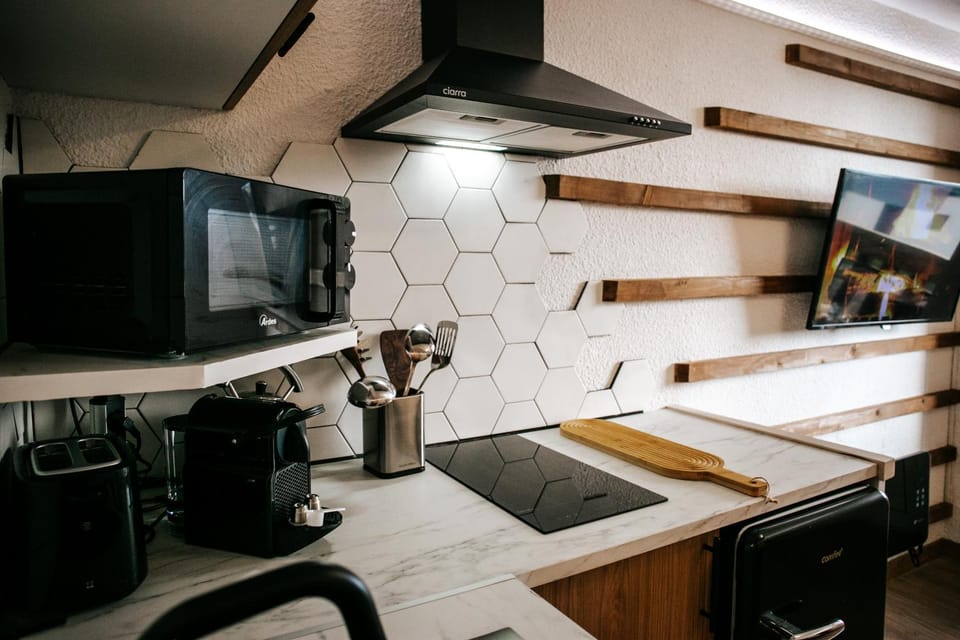 Kitchen or kitchenette, Dining area, oven, stove