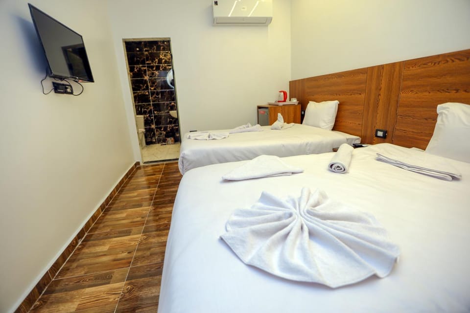 Bed, TV and multimedia, Photo of the whole room, Bedroom, towels, air conditioner
