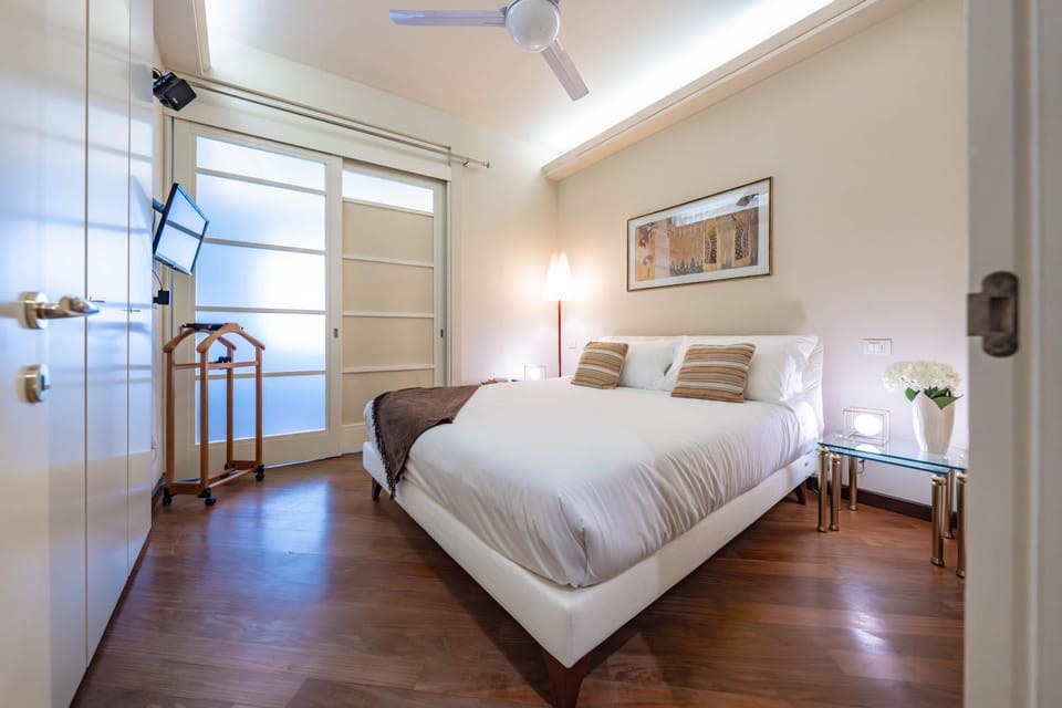 Bed, TV and multimedia, Photo of the whole room, Bedroom