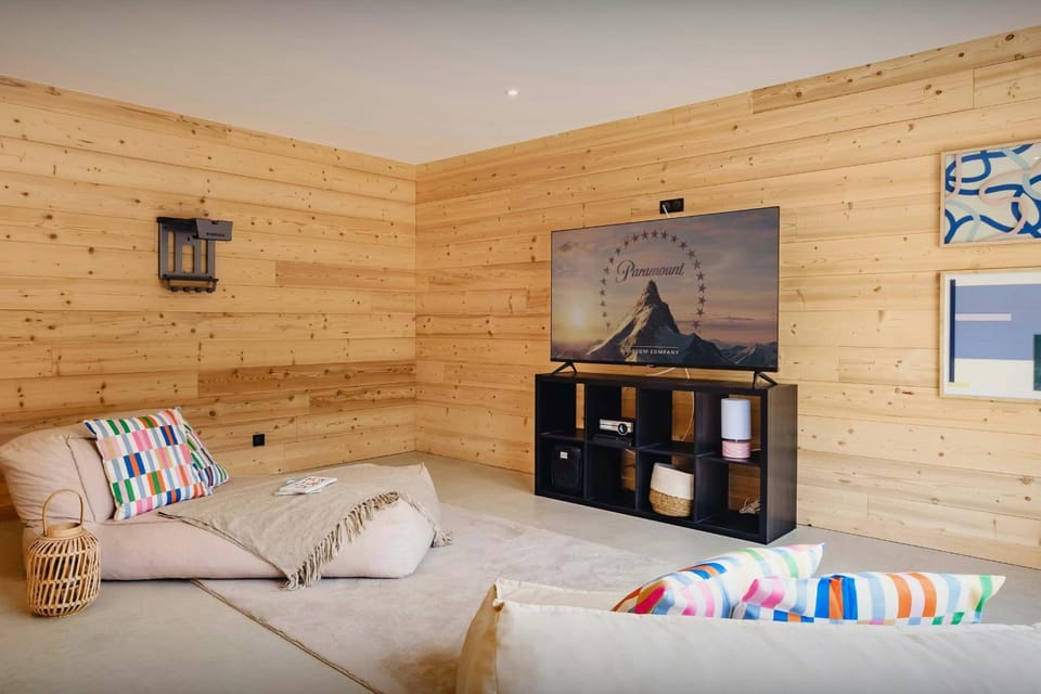 Communal lounge/ TV room, TV and multimedia, Seating area, Evening entertainment