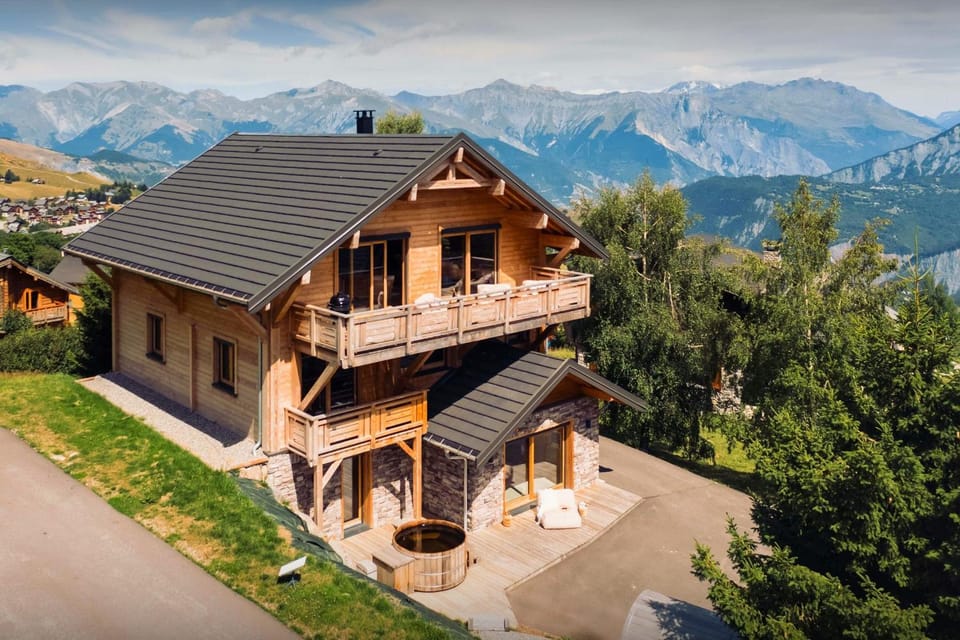 Property building, Day, Natural landscape, Summer, Mountain view