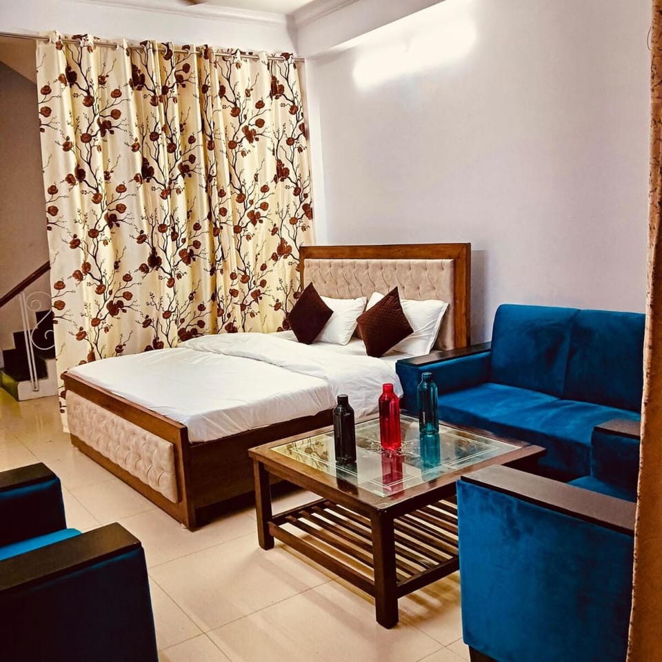Bed, Photo of the whole room, Seating area, Bedroom
