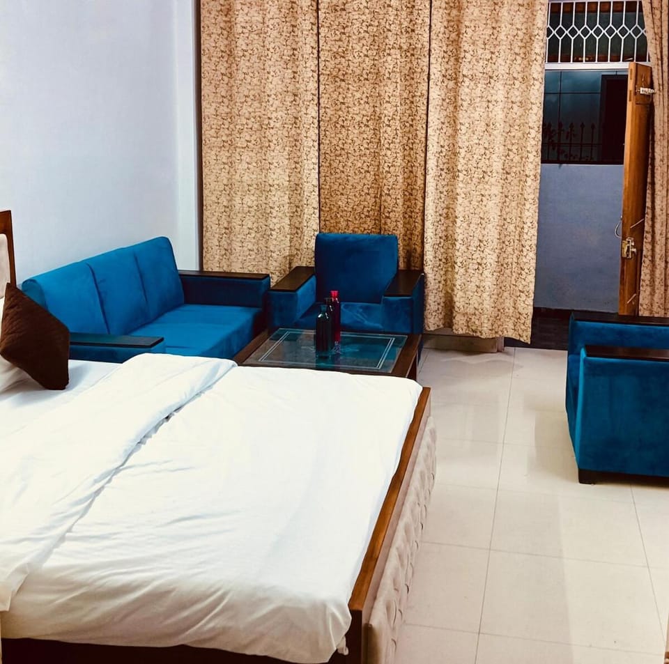 Bed, Photo of the whole room, Seating area, Bedroom