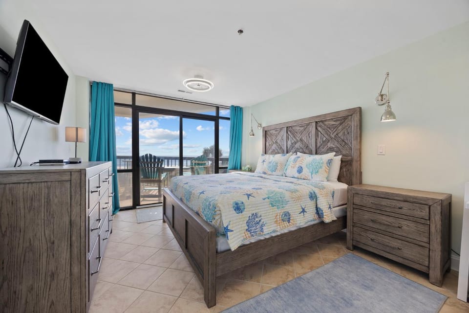 Beautiful & Modern Updated Oceanfront Condo for 10! Sedgefield North 103 House in North Myrtle Beach