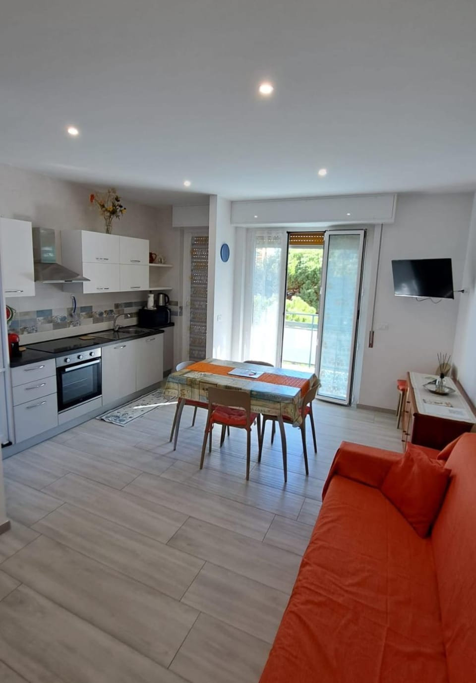 TV and multimedia, Kitchen or kitchenette, Living room