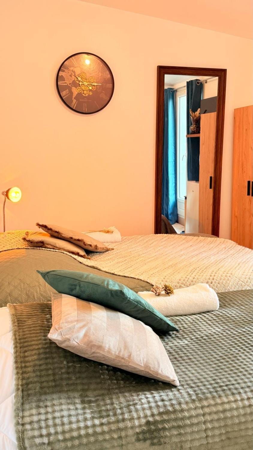 Bed, towels
