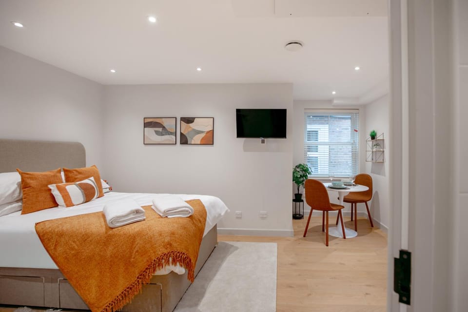 Bed, TV and multimedia, Living room, Photo of the whole room, Seating area, Bedroom, towels