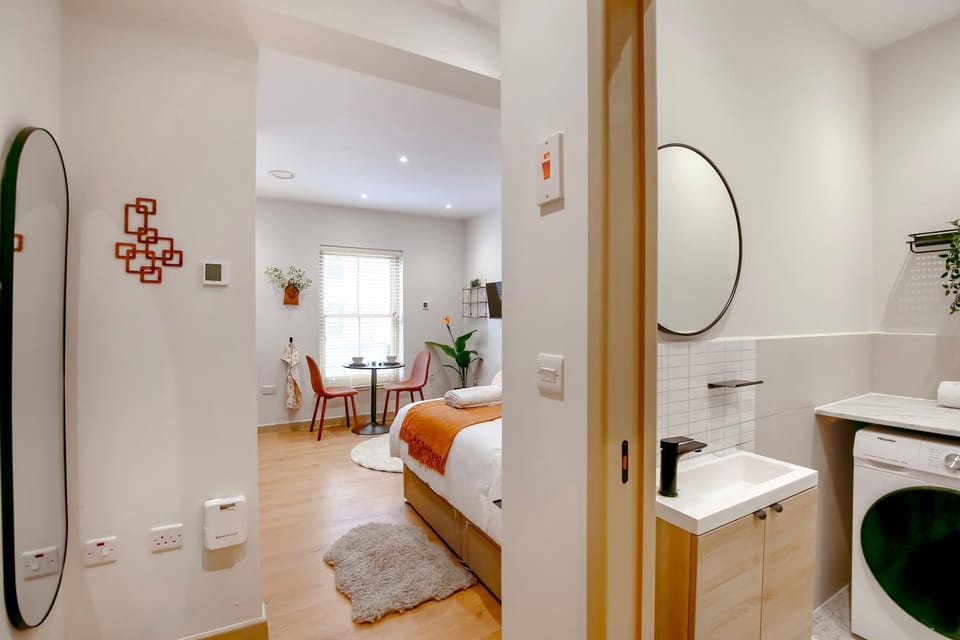 Bed, Bathroom, Photo of the whole room, Bedroom, towels, washing machine, dryer