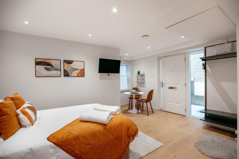 Bed, TV and multimedia, Living room, Photo of the whole room, Seating area, Bedroom, towels