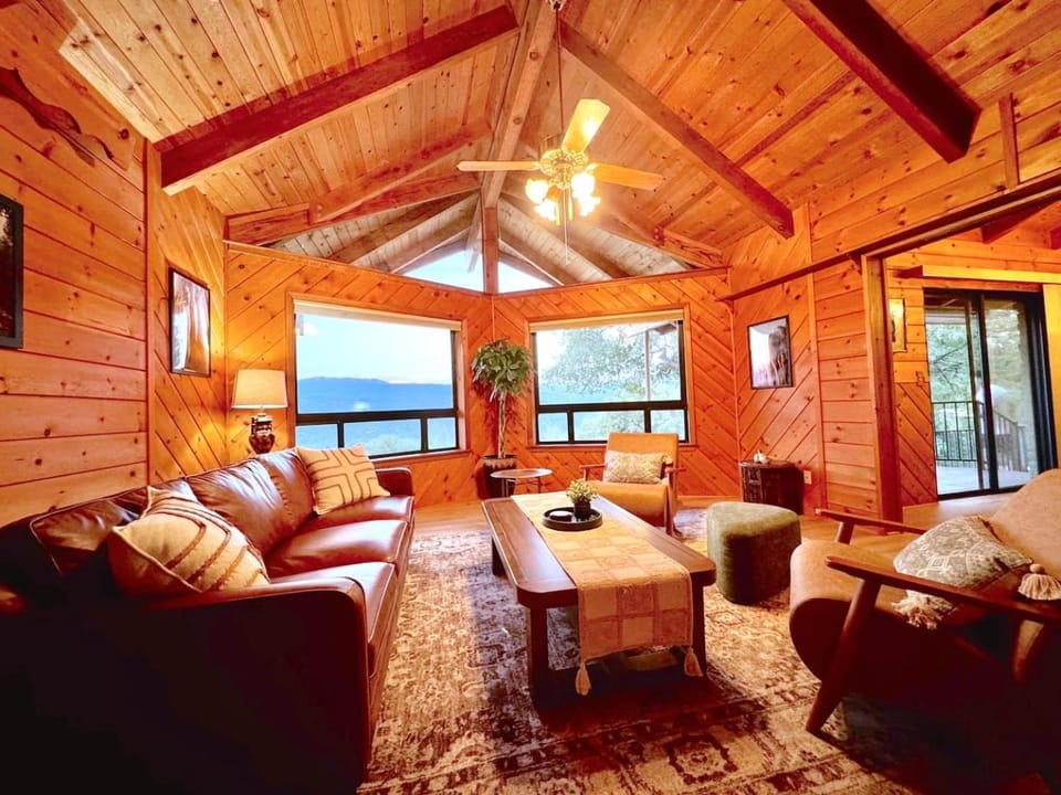 Natural landscape, Living room, Photo of the whole room, Seating area, Family