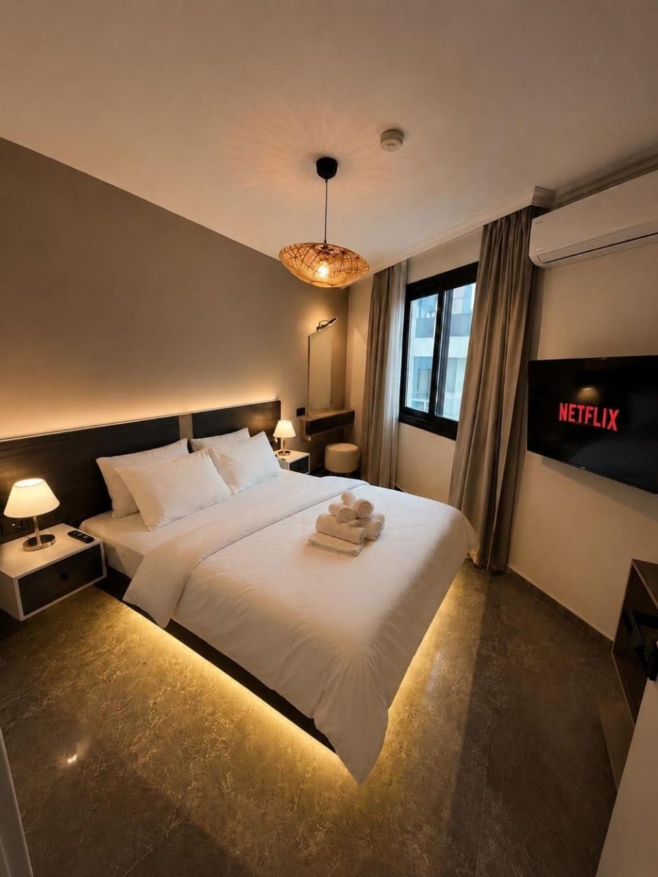 Bed, TV and multimedia, Photo of the whole room, Bedroom, towels